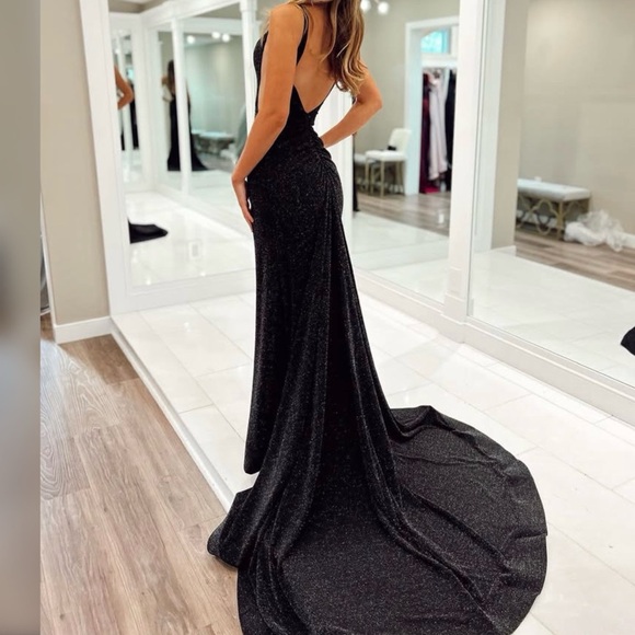 Black tight fittings prom dress a-line withs with slit